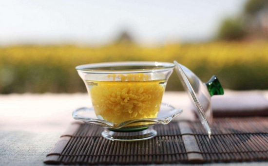 哺乳期能喝菊花茶吗：可以，菊花茶有散风清热、清肝明目和解毒消炎等作用