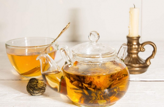 哺乳期能喝菊花茶吗：可以，菊花茶有散风清热、清肝明目和解毒消炎等作用