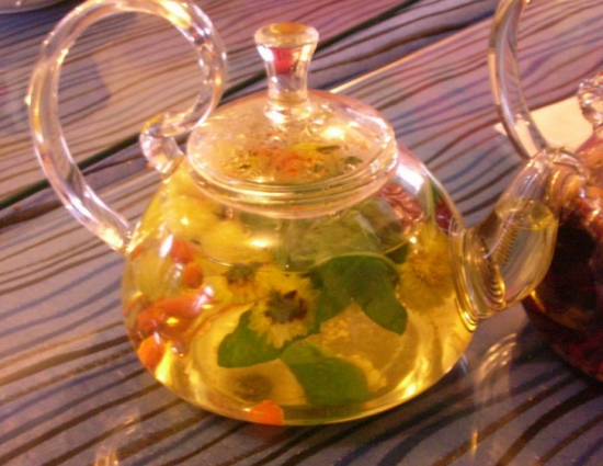 哺乳期能喝菊花茶吗：可以，菊花茶有散风清热、清肝明目和解毒消炎等作用