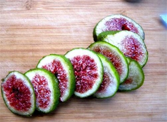 无花果泡水喝的功效,可降低血脂健脾消食还能延缓衰老