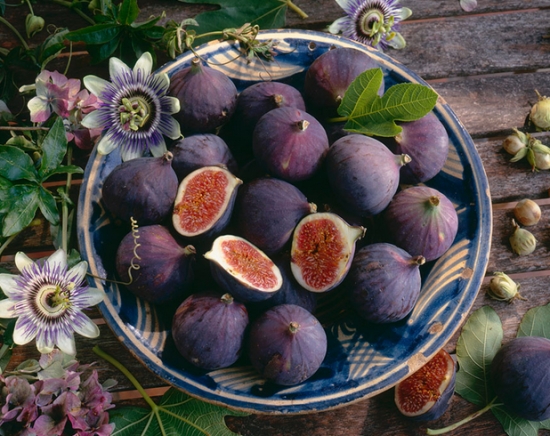 无花果的价格：国产无花果市场价约10元/斤,无花果干在30-50元/斤