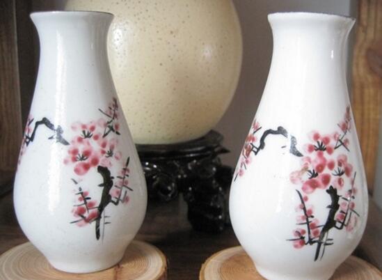 梅花插瓶如何养，梅花用什么瓶子养(素净陶瓷瓶或铜瓶)