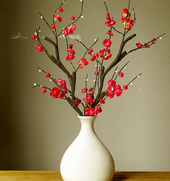 梅花插瓶如何养，梅花用什么瓶子养(素净陶瓷瓶或铜瓶)