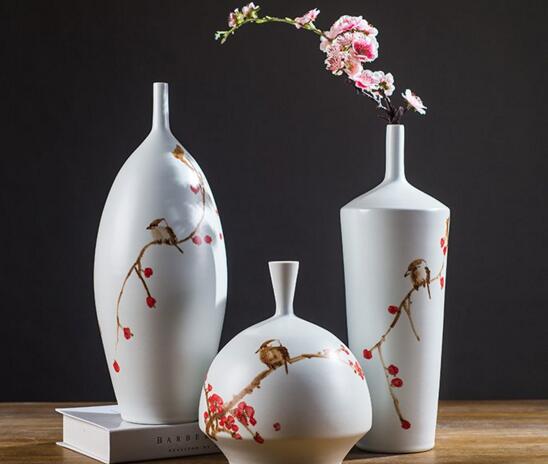 梅花插瓶如何养，梅花用什么瓶子养(素净陶瓷瓶或铜瓶)