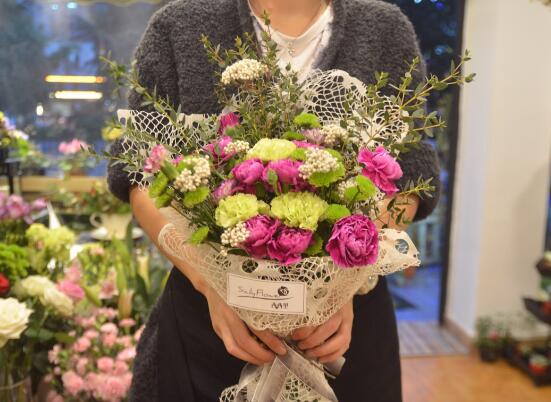 康乃馨一般送几朵，康乃馨送母亲几朵最好(16朵)