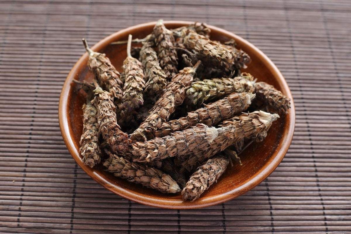 夏枯草图片，野外生长已开花的新鲜草本夏枯草微距图片